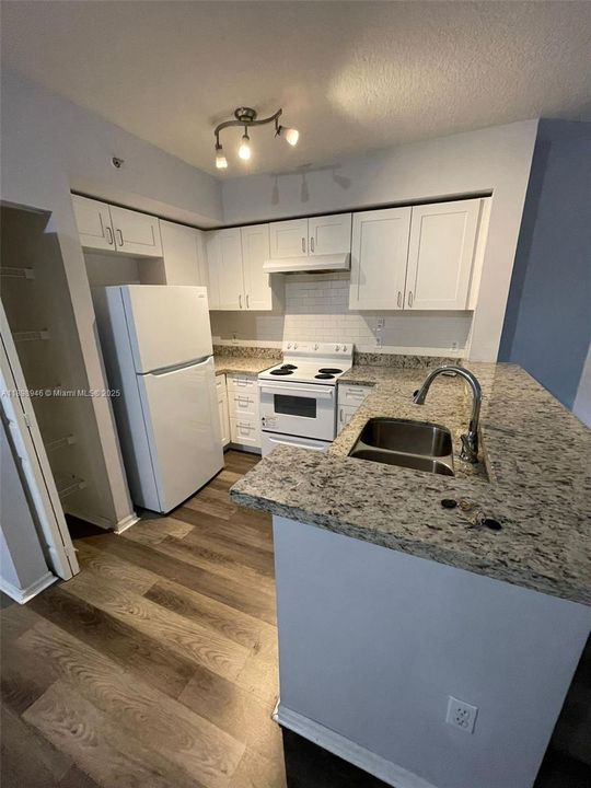 Recently Rented: $1,890 (2 beds, 2 baths, 809 Square Feet)