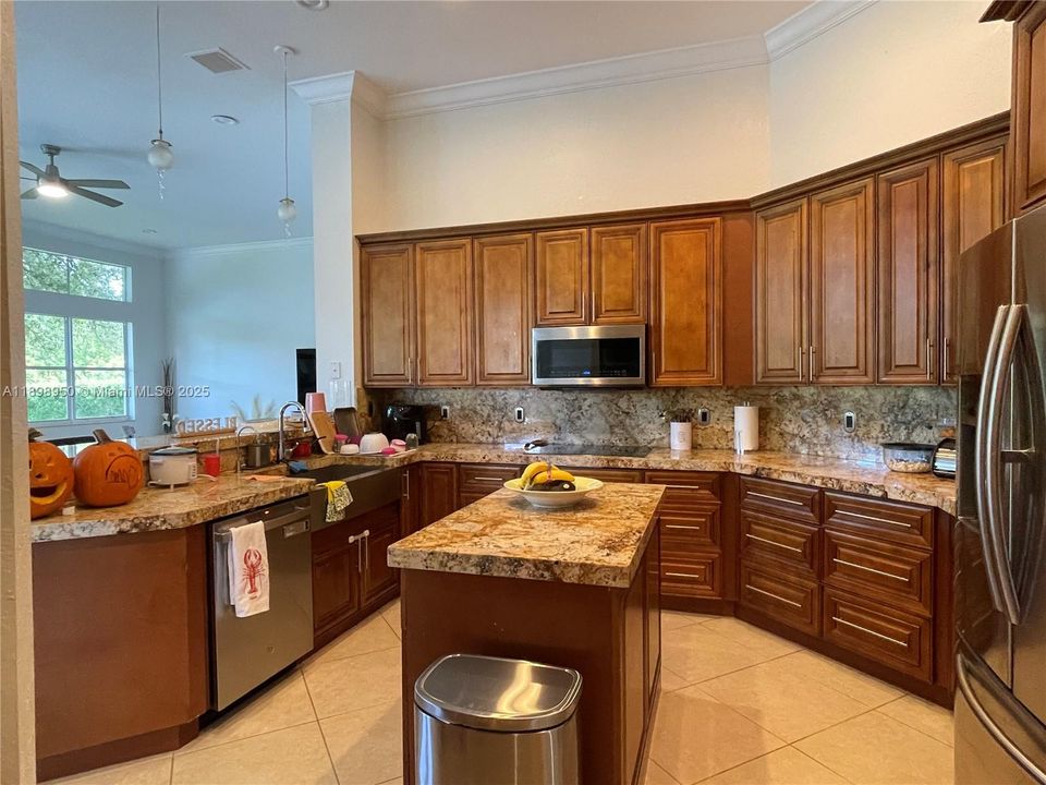 Recently Rented: $7,900 (5 beds, 4 baths, 3570 Square Feet)