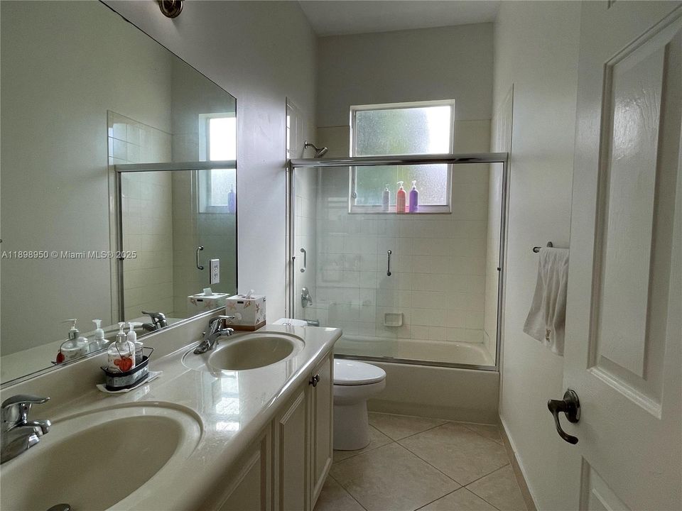 Recently Rented: $7,900 (5 beds, 4 baths, 3570 Square Feet)