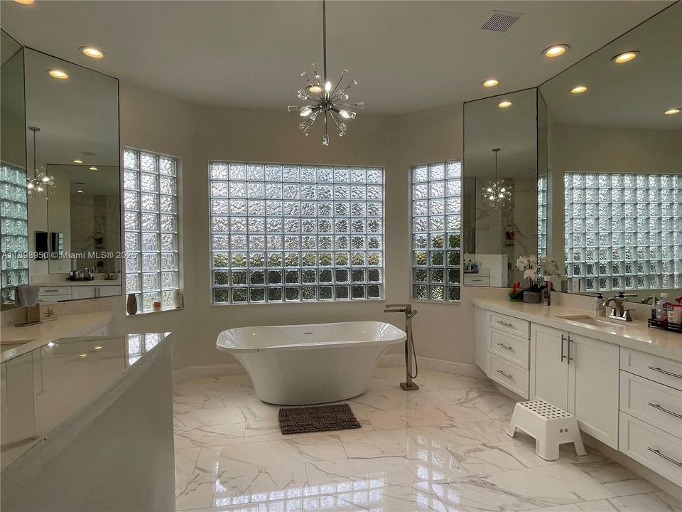 Recently Rented: $7,900 (5 beds, 4 baths, 3570 Square Feet)