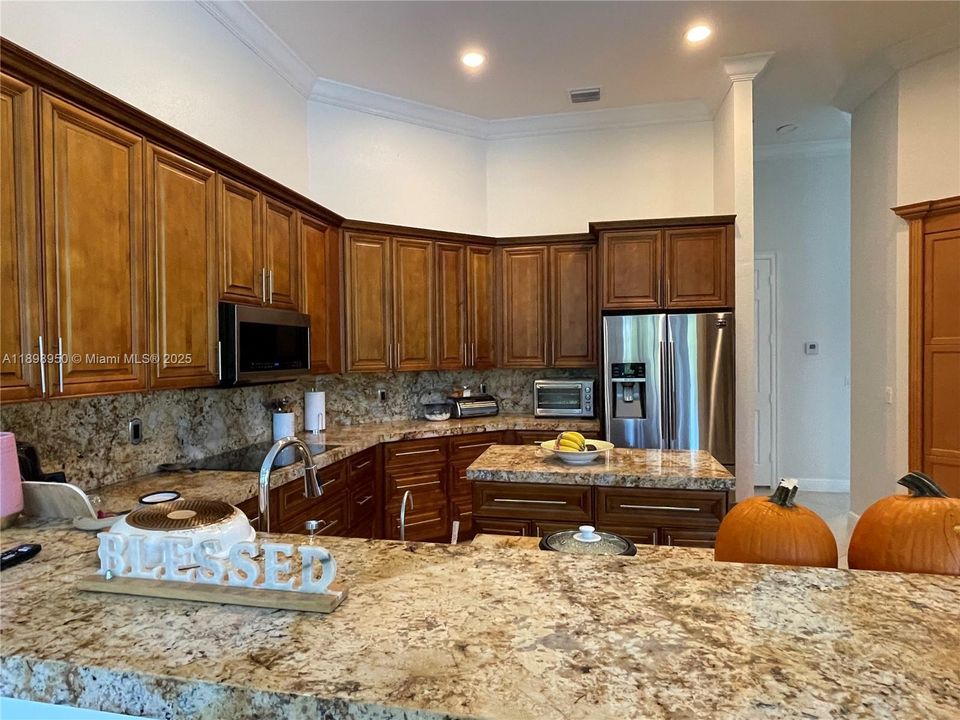 Recently Rented: $7,900 (5 beds, 4 baths, 3570 Square Feet)