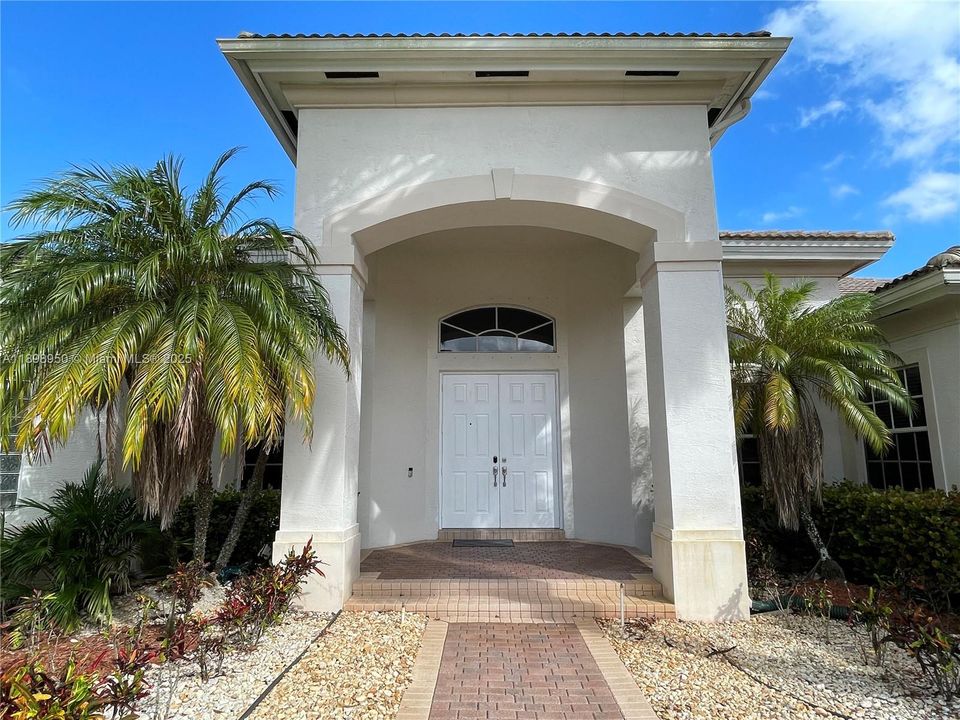 Recently Rented: $7,900 (5 beds, 4 baths, 3570 Square Feet)