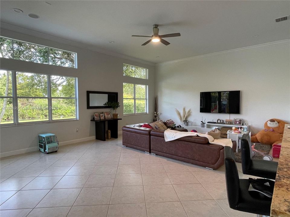 Recently Rented: $7,900 (5 beds, 4 baths, 3570 Square Feet)