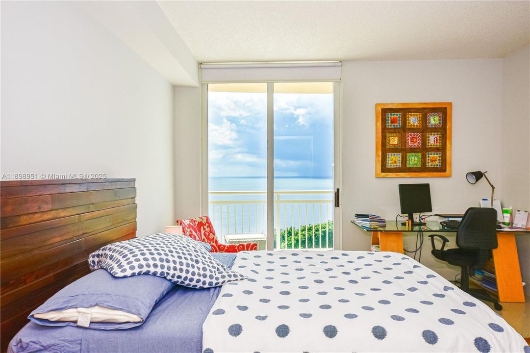 Active With Contract: $3,100 (1 beds, 1 baths, 900 Square Feet)