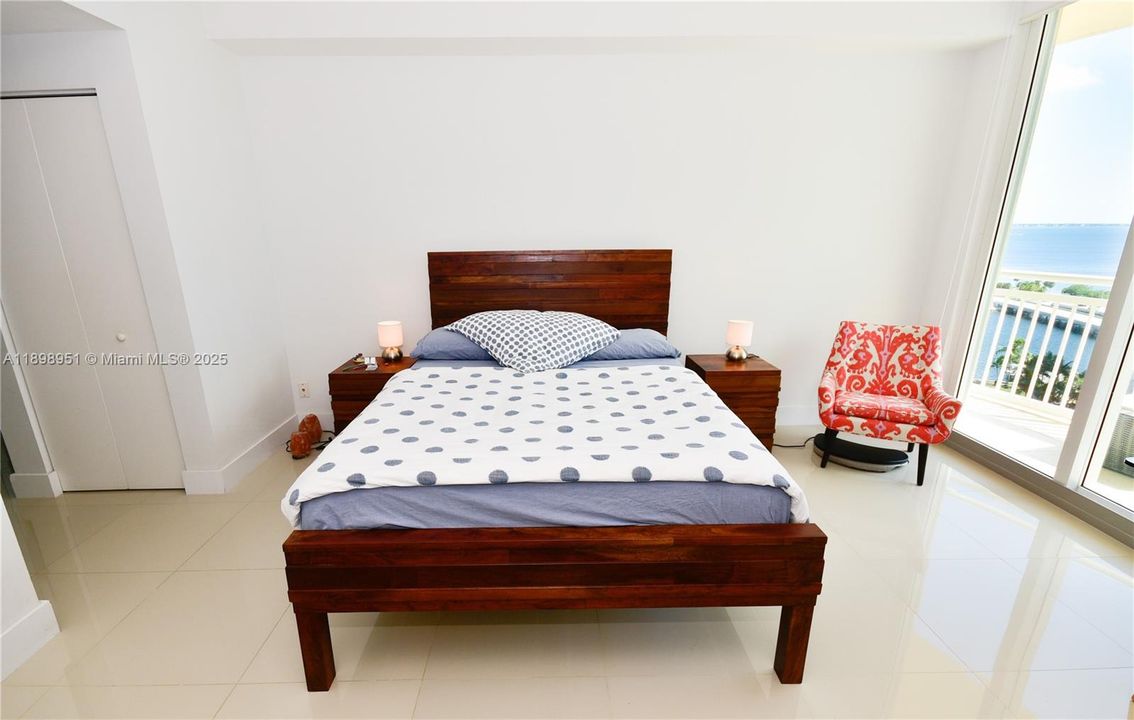 Active With Contract: $3,100 (1 beds, 1 baths, 900 Square Feet)