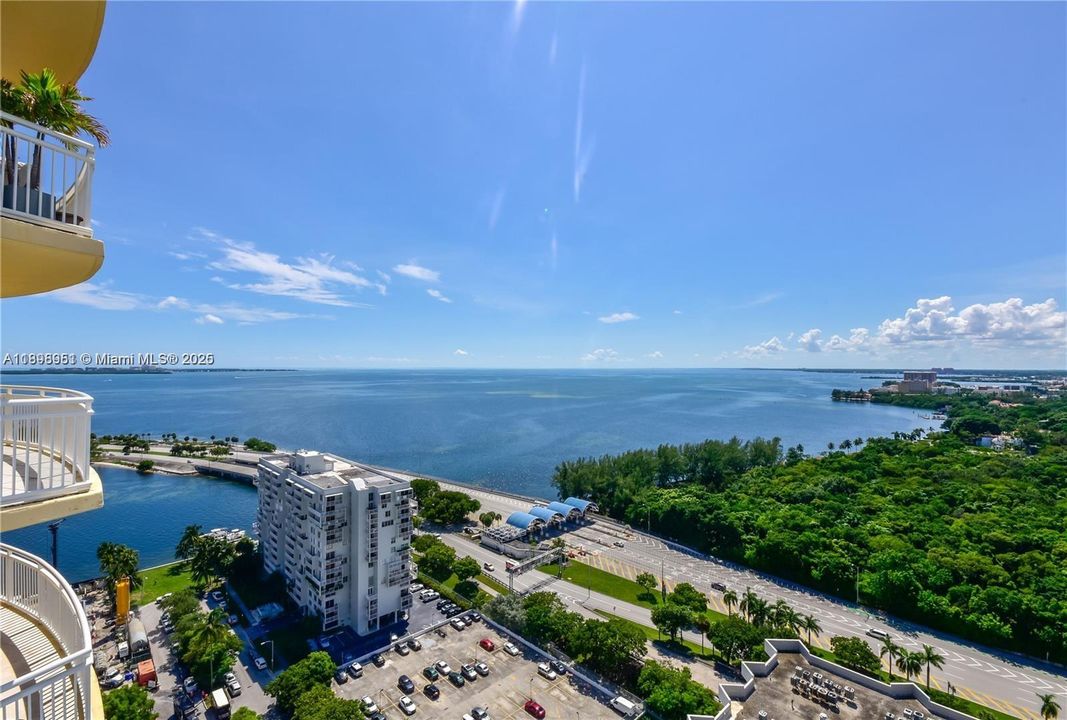 Active With Contract: $3,100 (1 beds, 1 baths, 900 Square Feet)