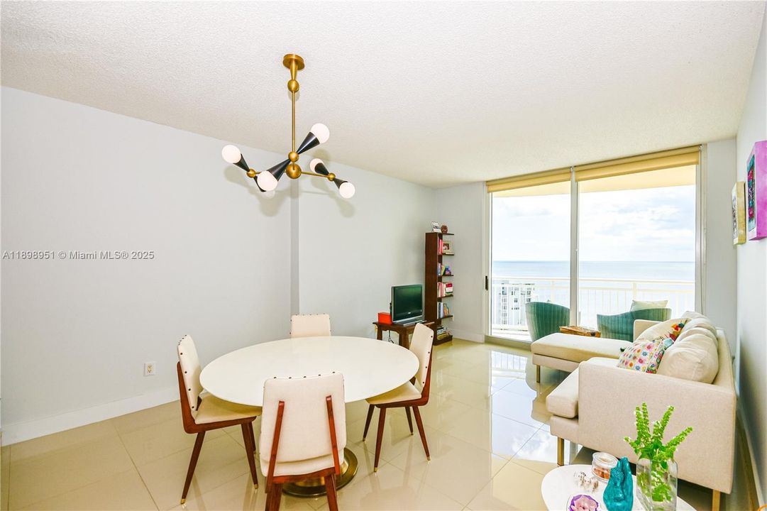 Active With Contract: $3,100 (1 beds, 1 baths, 900 Square Feet)