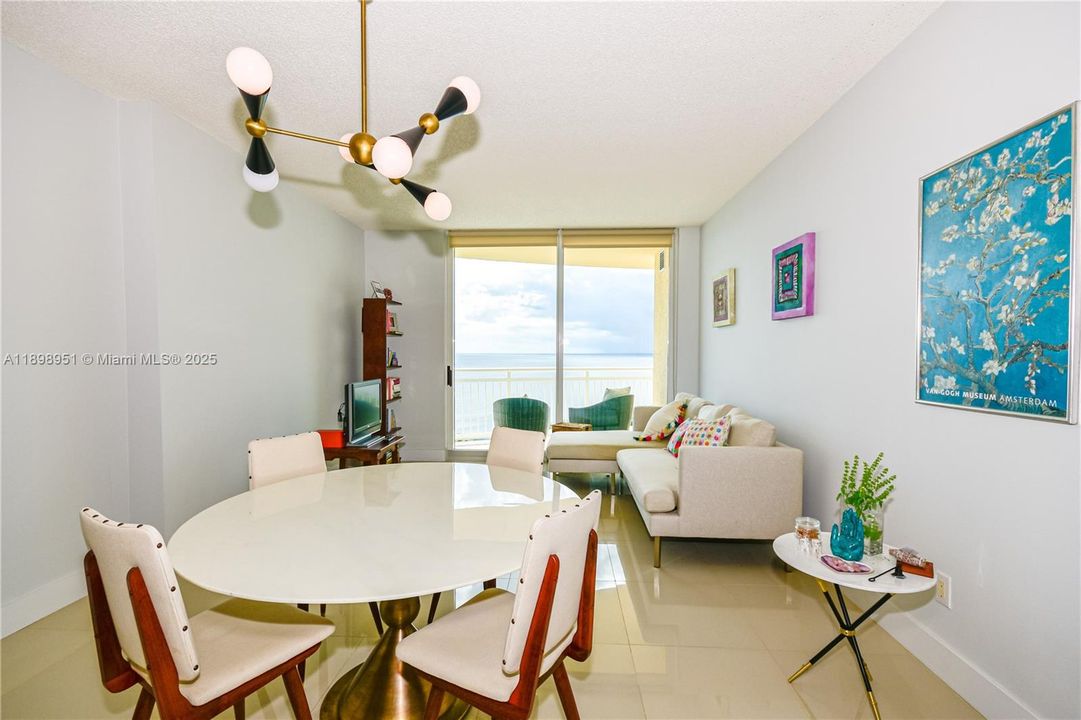 Active With Contract: $3,100 (1 beds, 1 baths, 900 Square Feet)
