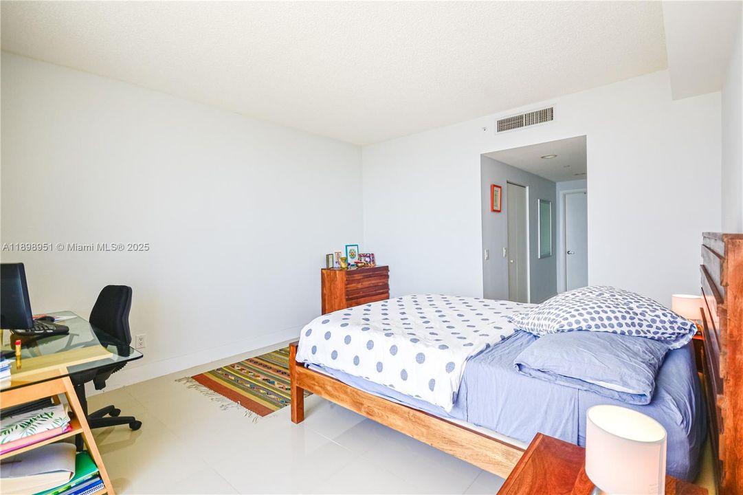 Active With Contract: $3,100 (1 beds, 1 baths, 900 Square Feet)