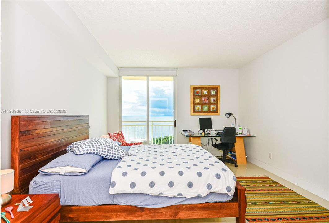 Active With Contract: $3,100 (1 beds, 1 baths, 900 Square Feet)