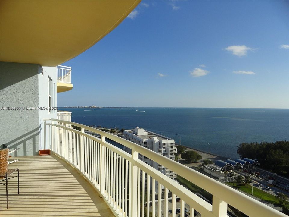 Active With Contract: $3,100 (1 beds, 1 baths, 900 Square Feet)