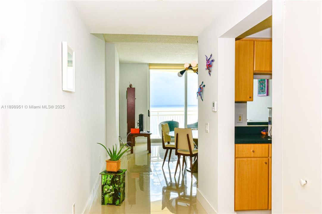 Active With Contract: $3,100 (1 beds, 1 baths, 900 Square Feet)