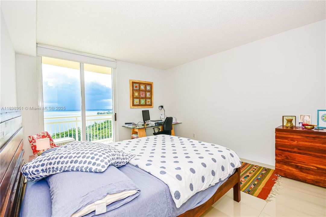 Active With Contract: $3,100 (1 beds, 1 baths, 900 Square Feet)