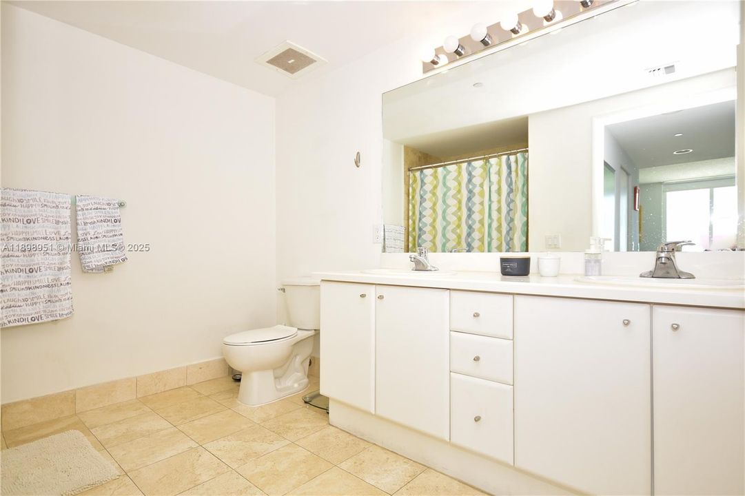 Active With Contract: $3,100 (1 beds, 1 baths, 900 Square Feet)