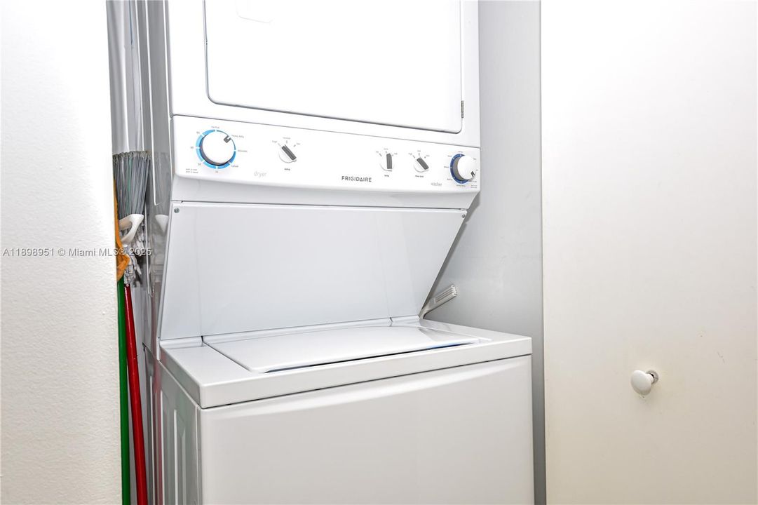 Active With Contract: $3,100 (1 beds, 1 baths, 900 Square Feet)