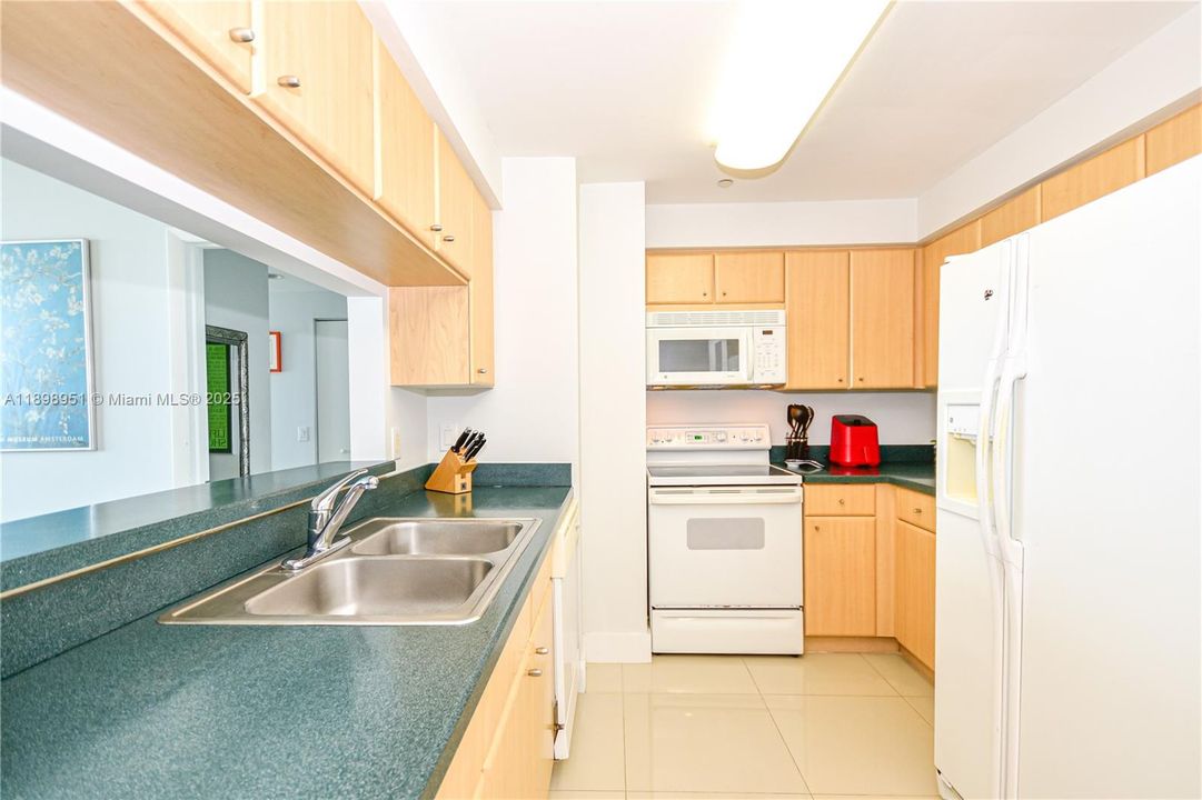 Active With Contract: $3,100 (1 beds, 1 baths, 900 Square Feet)