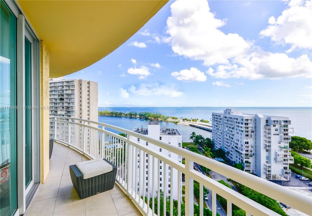Active With Contract: $3,100 (1 beds, 1 baths, 900 Square Feet)