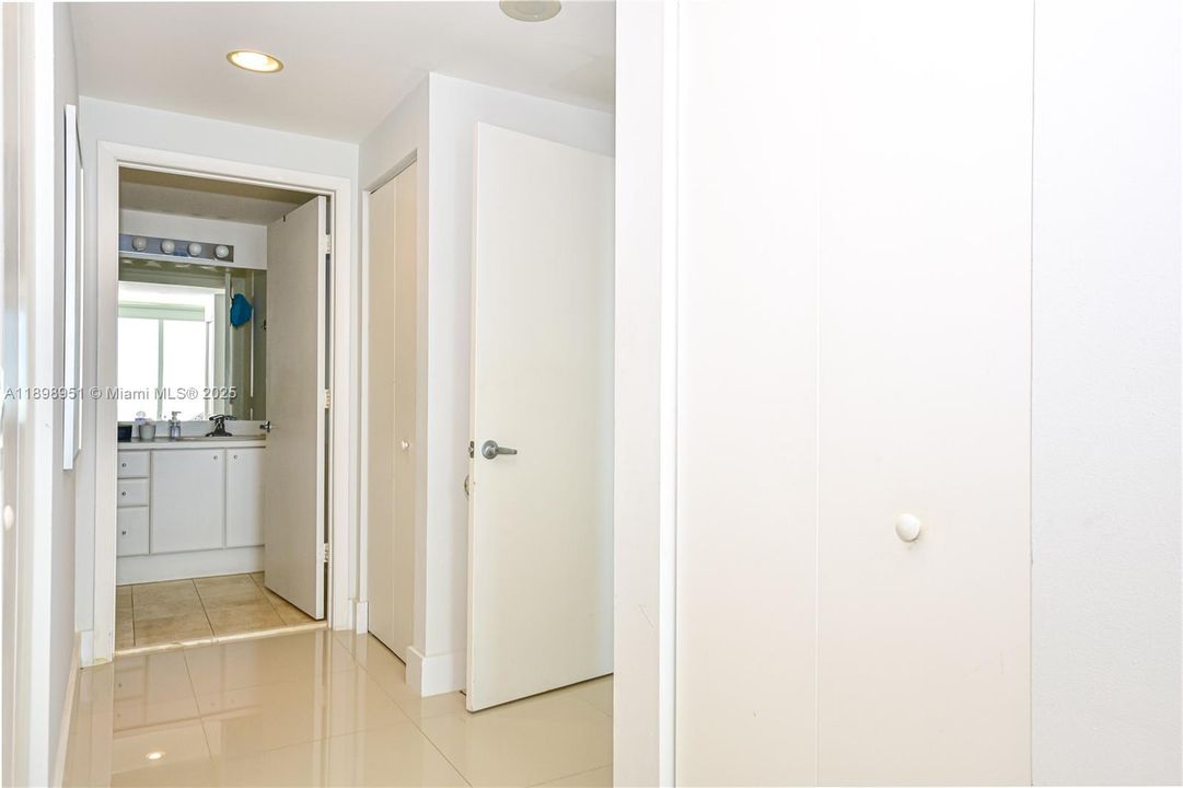 Active With Contract: $3,100 (1 beds, 1 baths, 900 Square Feet)