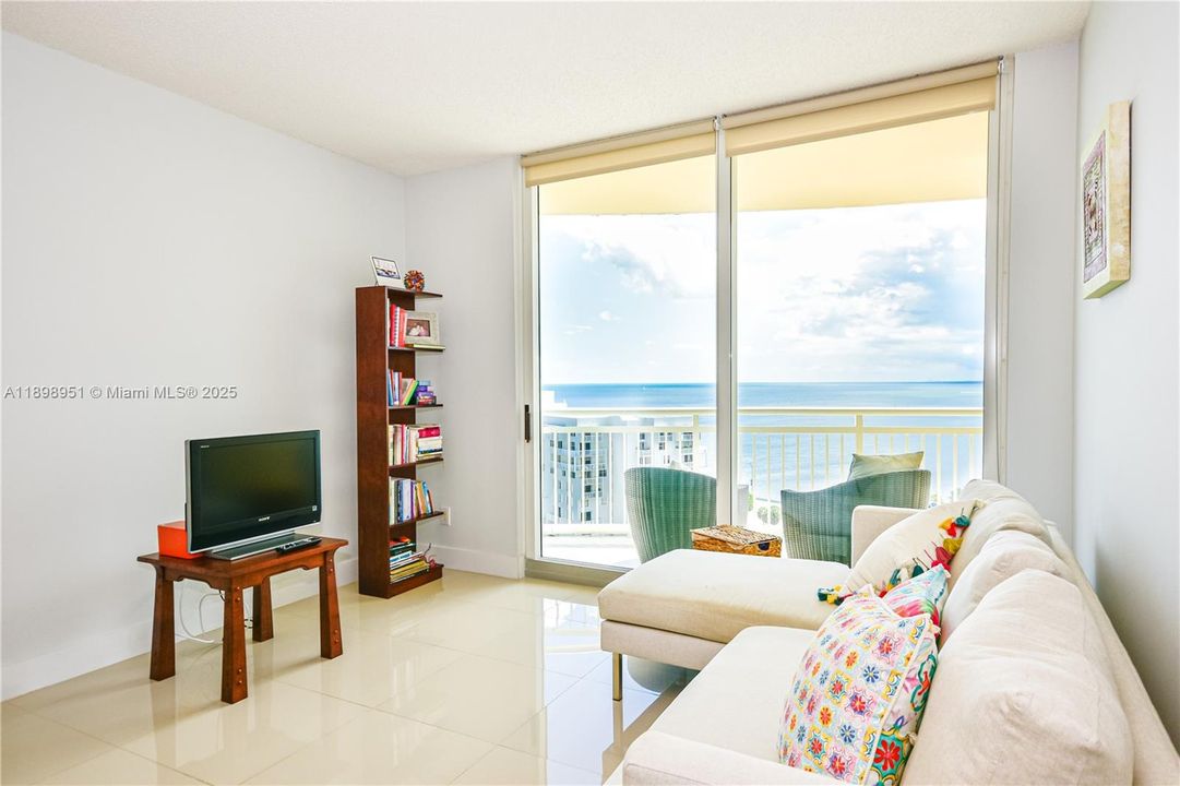 Active With Contract: $3,100 (1 beds, 1 baths, 900 Square Feet)