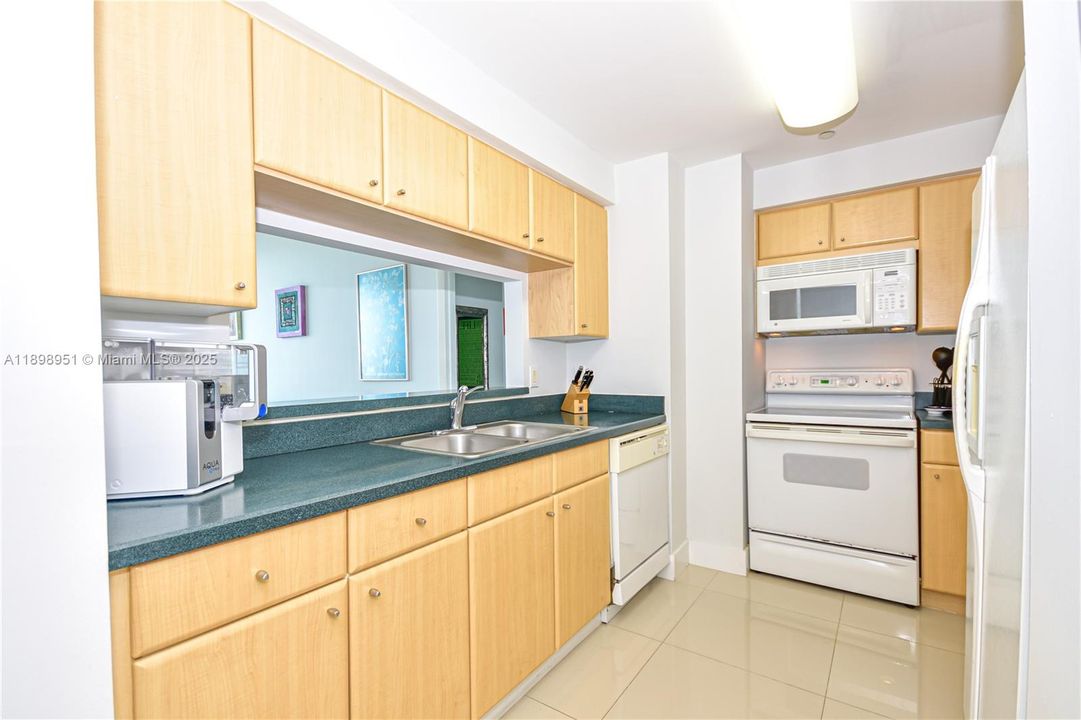 Active With Contract: $3,100 (1 beds, 1 baths, 900 Square Feet)