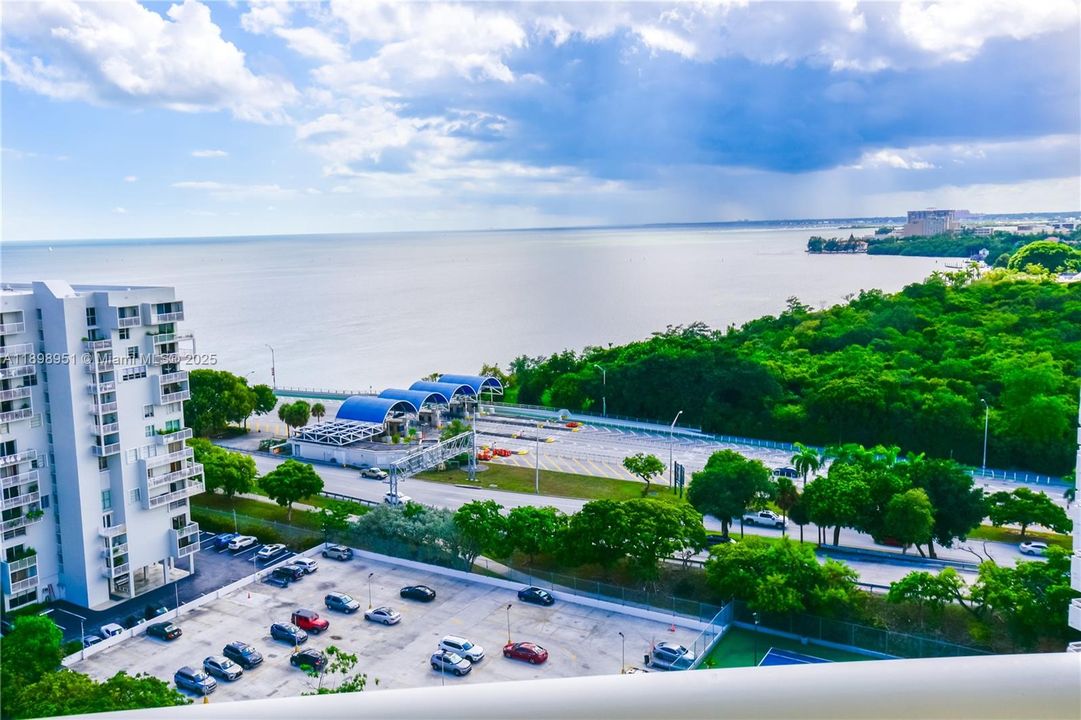 Active With Contract: $3,100 (1 beds, 1 baths, 900 Square Feet)