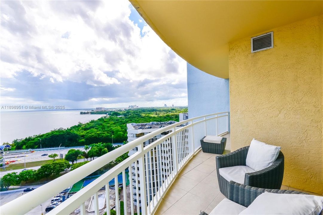 Active With Contract: $3,100 (1 beds, 1 baths, 900 Square Feet)