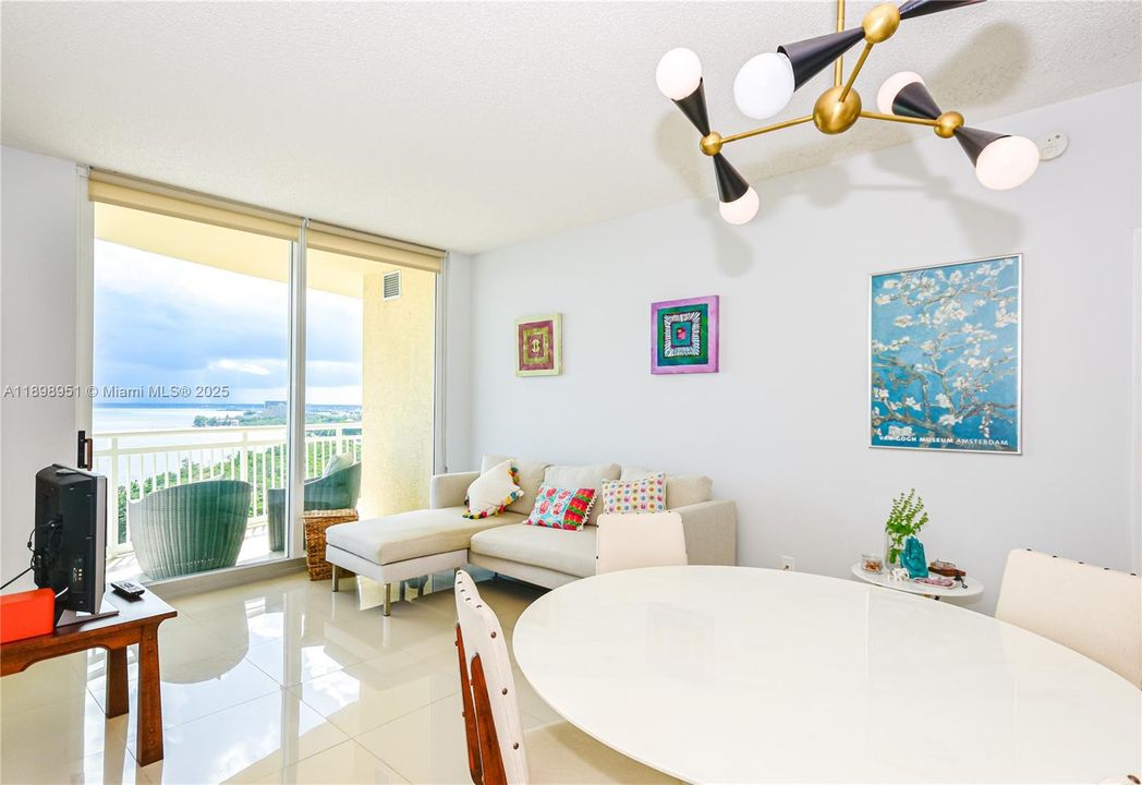 Active With Contract: $3,100 (1 beds, 1 baths, 900 Square Feet)