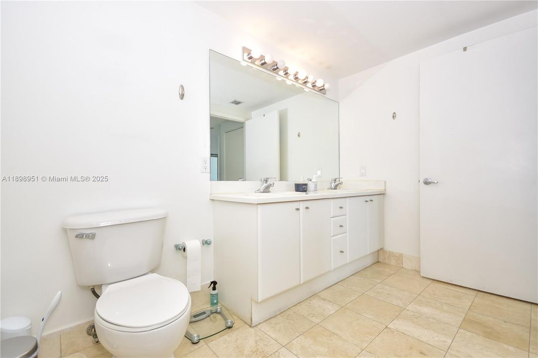 Active With Contract: $3,100 (1 beds, 1 baths, 900 Square Feet)