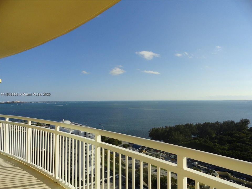 Active With Contract: $3,100 (1 beds, 1 baths, 900 Square Feet)