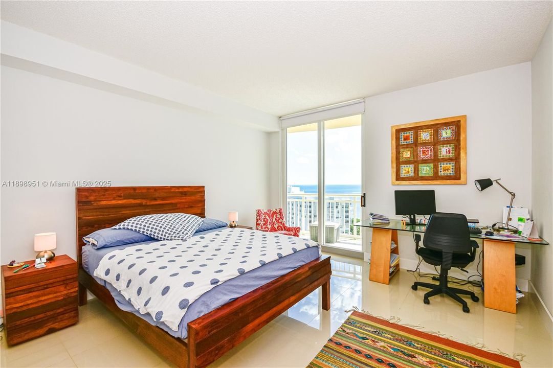 Active With Contract: $3,100 (1 beds, 1 baths, 900 Square Feet)