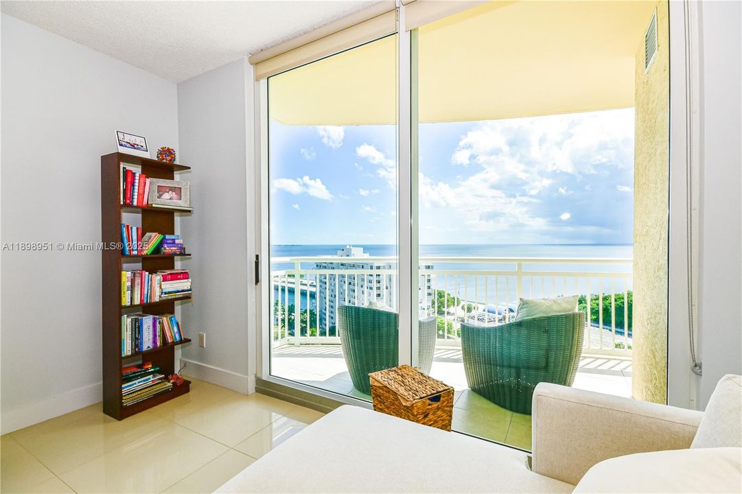 Active With Contract: $3,100 (1 beds, 1 baths, 900 Square Feet)