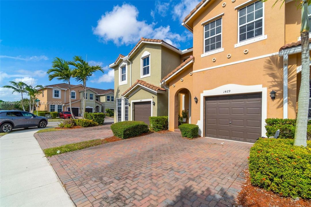 For Rent: $2,800 (3 beds, 2 baths, 1731 Square Feet)