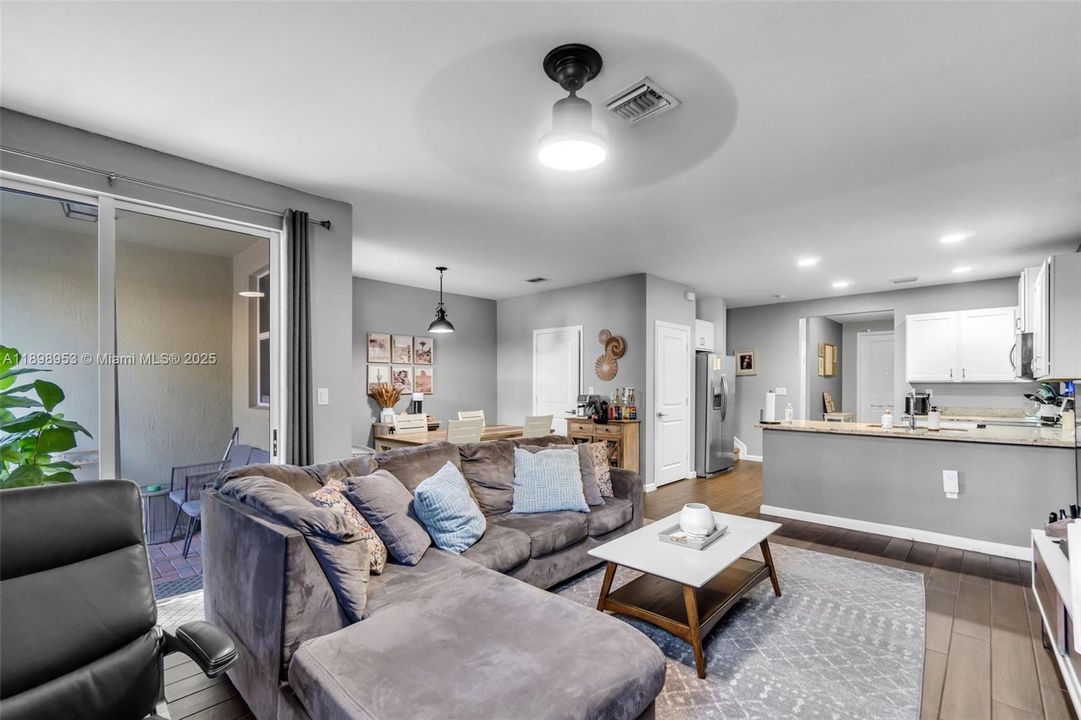 For Rent: $2,800 (3 beds, 2 baths, 1731 Square Feet)