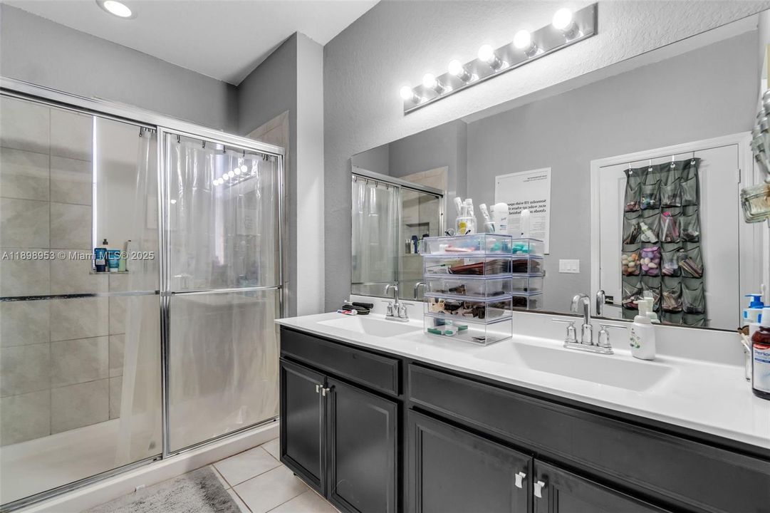 For Rent: $2,800 (3 beds, 2 baths, 1731 Square Feet)