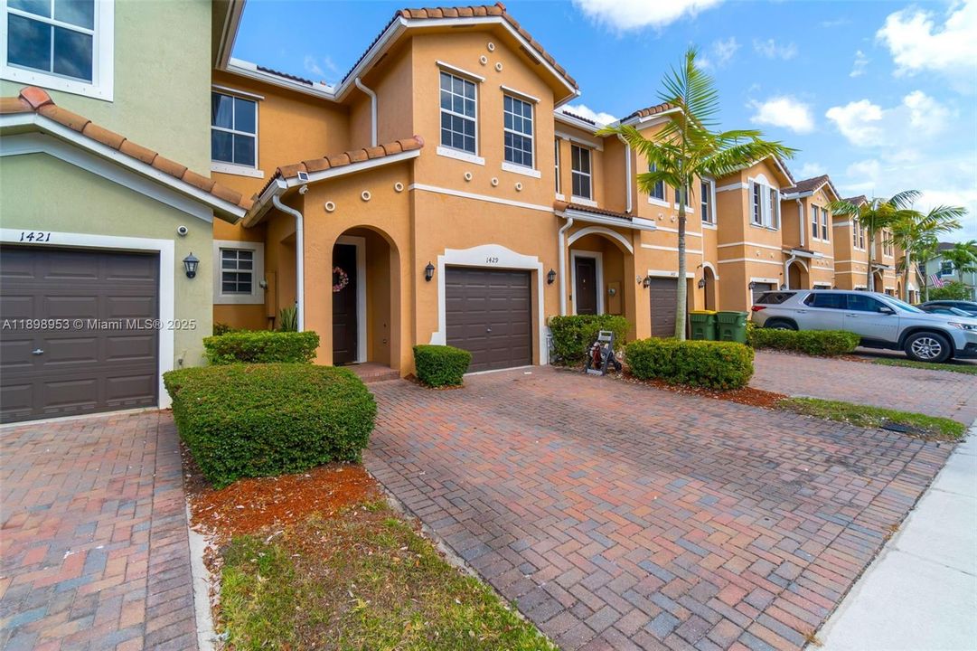 For Rent: $2,800 (3 beds, 2 baths, 1731 Square Feet)