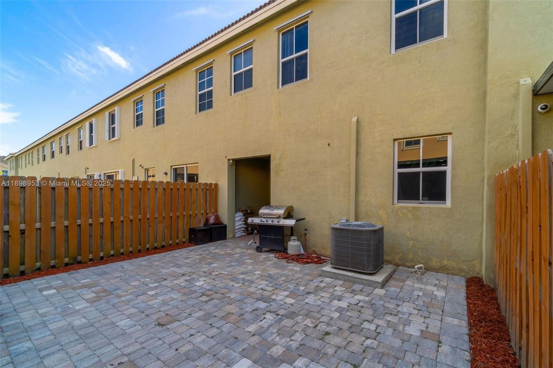 For Rent: $2,800 (3 beds, 2 baths, 1731 Square Feet)