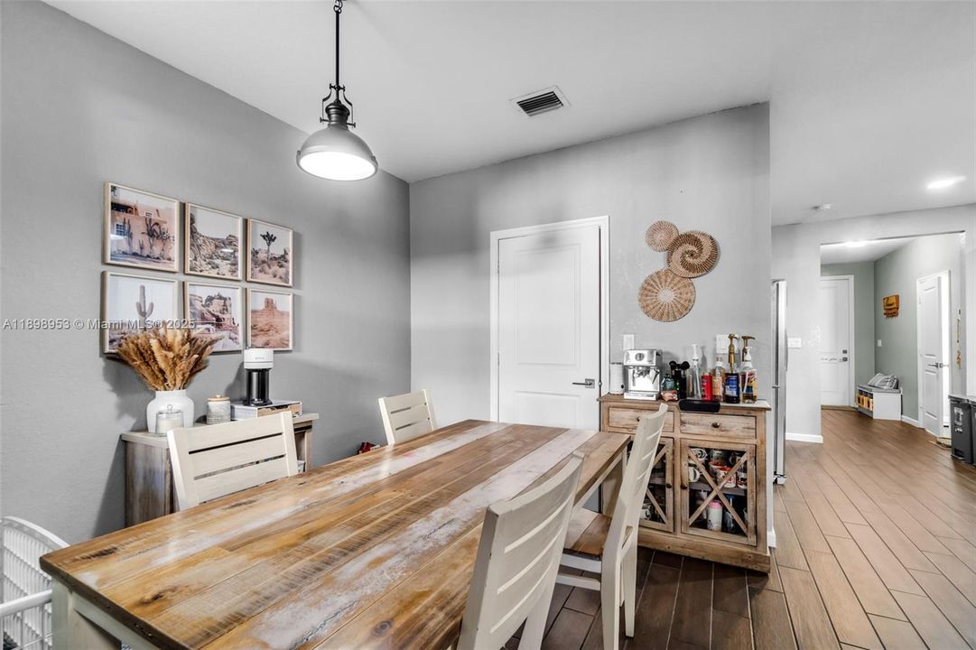 For Rent: $2,800 (3 beds, 2 baths, 1731 Square Feet)