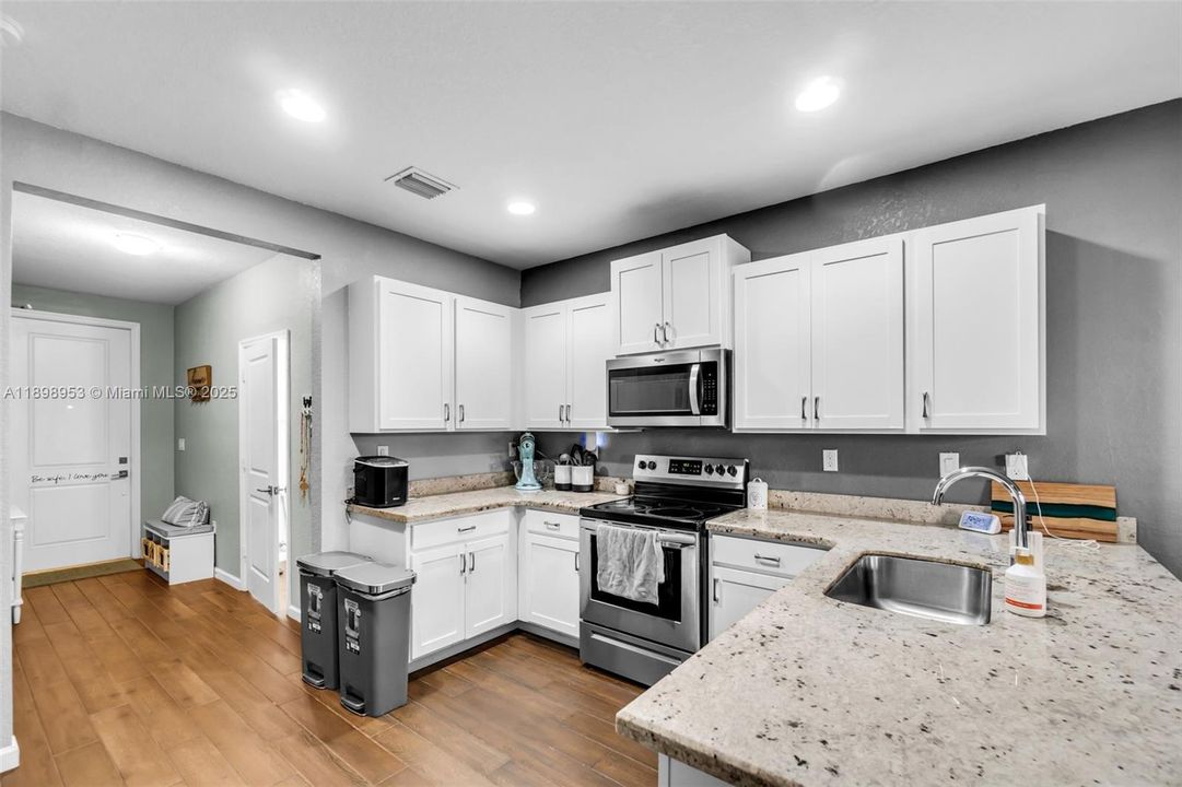 For Rent: $2,800 (3 beds, 2 baths, 1731 Square Feet)