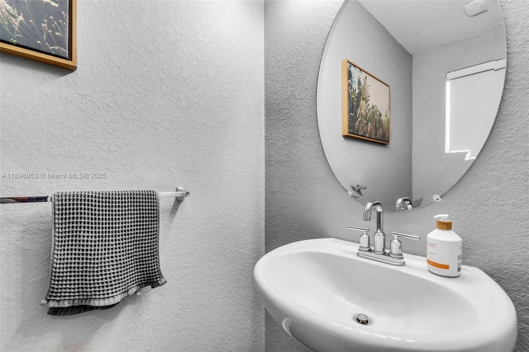 For Rent: $2,800 (3 beds, 2 baths, 1731 Square Feet)