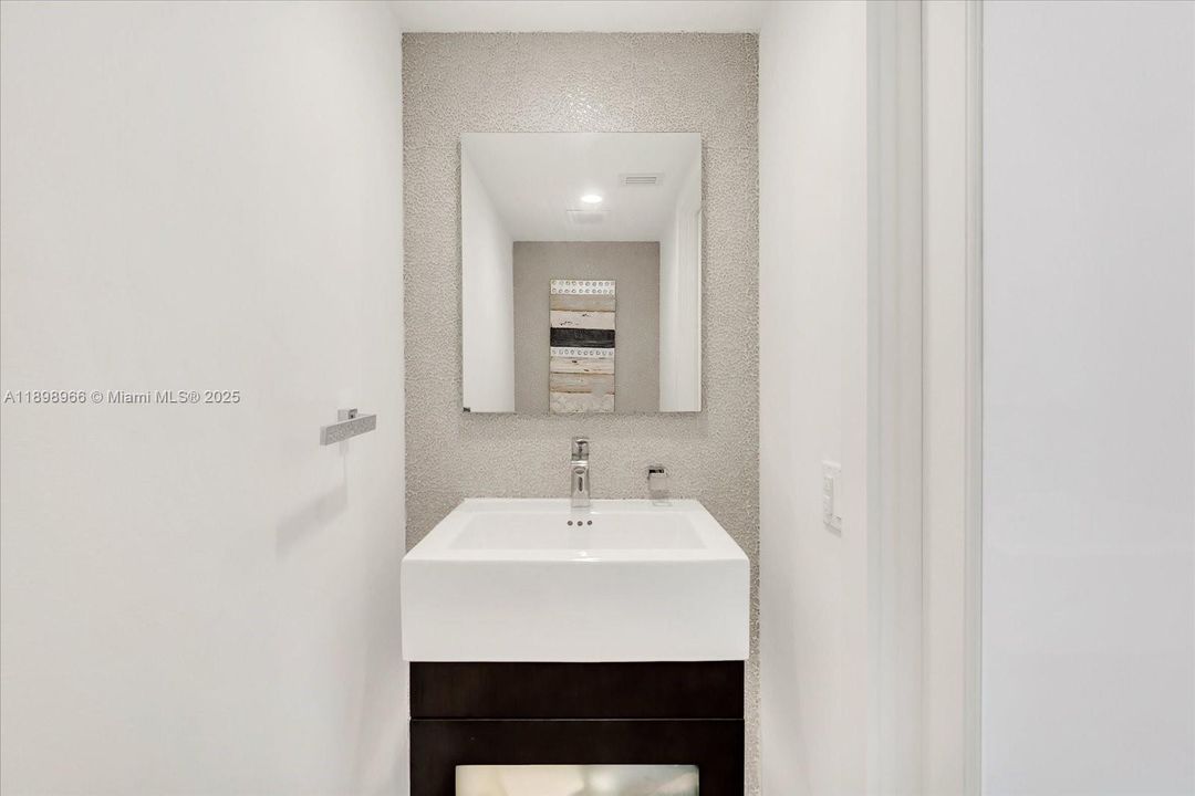 Recently Rented: $6,500 (1 beds, 1 baths, 858 Square Feet)