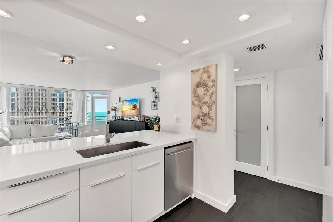 Recently Rented: $6,500 (1 beds, 1 baths, 858 Square Feet)