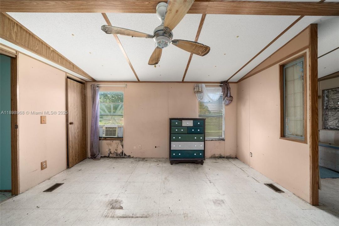 For Sale: $275,000 (2 beds, 2 baths, 1064 Square Feet)