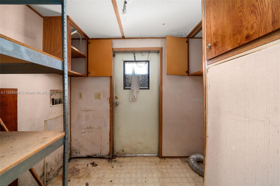 For Sale: $275,000 (2 beds, 2 baths, 1064 Square Feet)