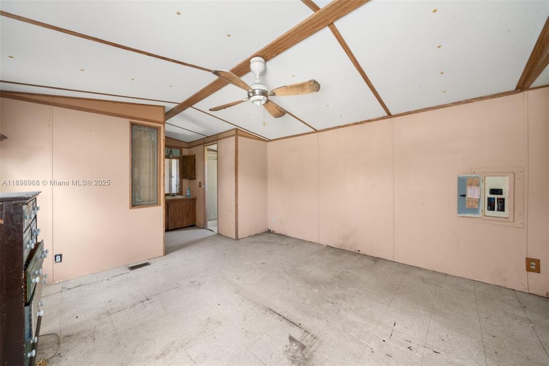 For Sale: $275,000 (2 beds, 2 baths, 1064 Square Feet)