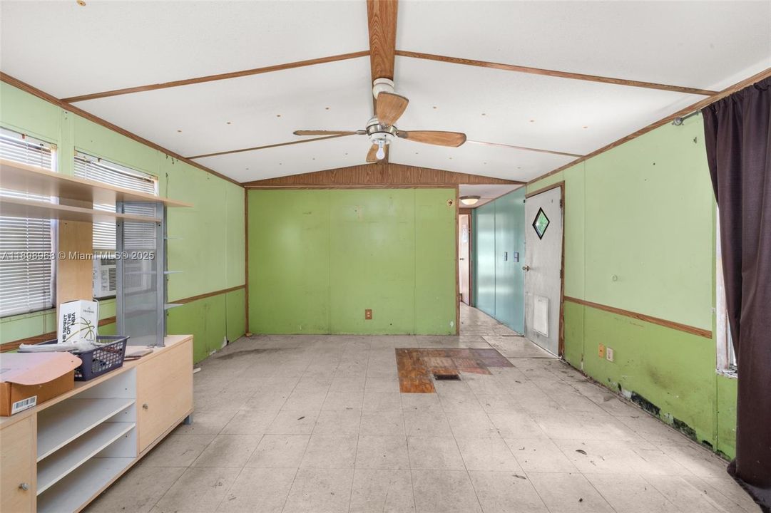 For Sale: $275,000 (2 beds, 2 baths, 1064 Square Feet)