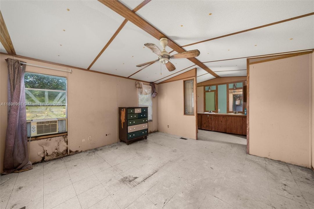 For Sale: $275,000 (2 beds, 2 baths, 1064 Square Feet)