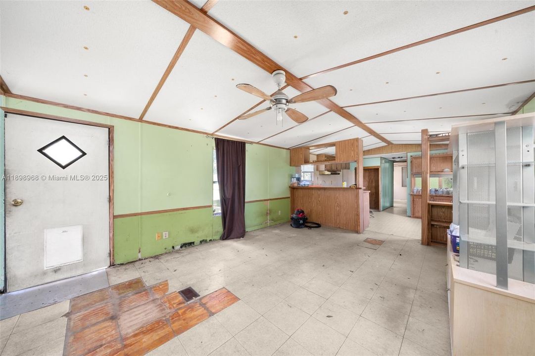 For Sale: $275,000 (2 beds, 2 baths, 1064 Square Feet)