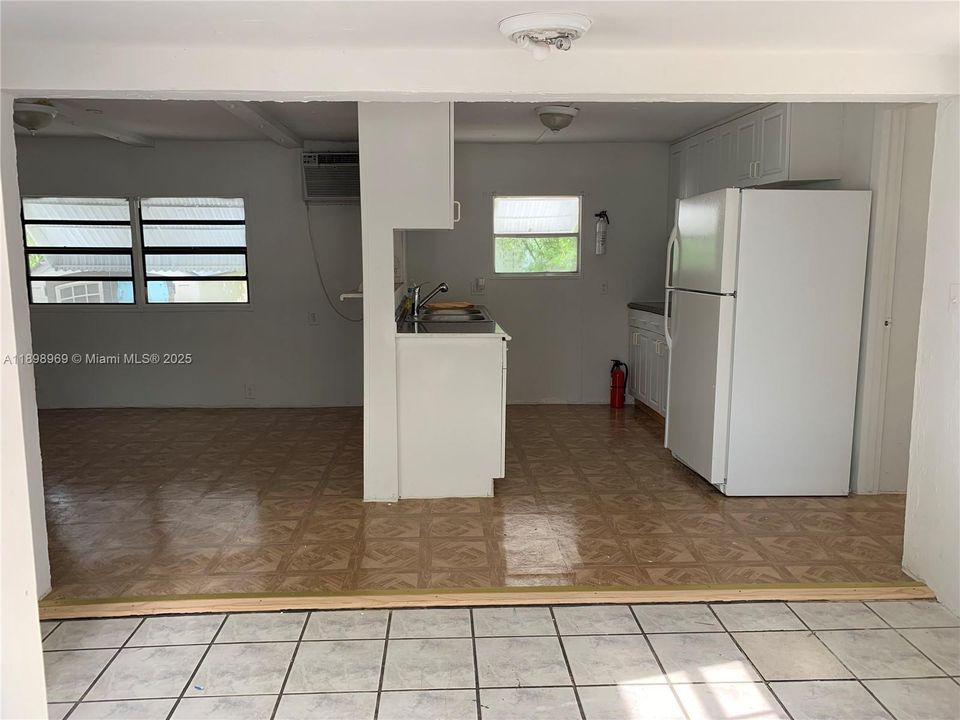 For Rent: $1,950 (3 beds, 1 baths, 846 Square Feet)