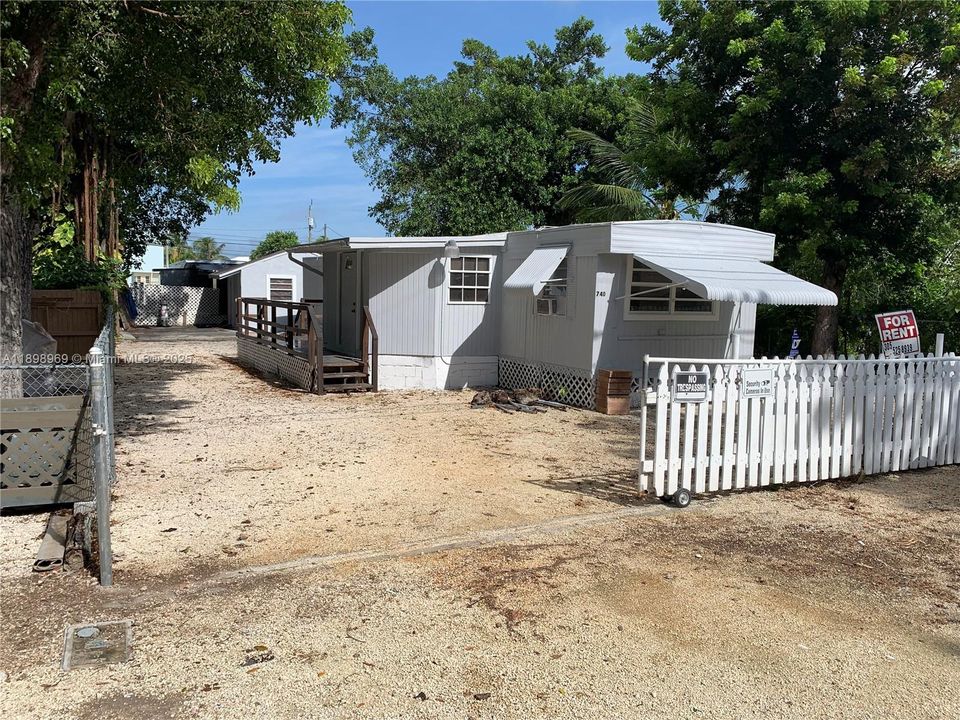 For Rent: $1,950 (3 beds, 1 baths, 846 Square Feet)