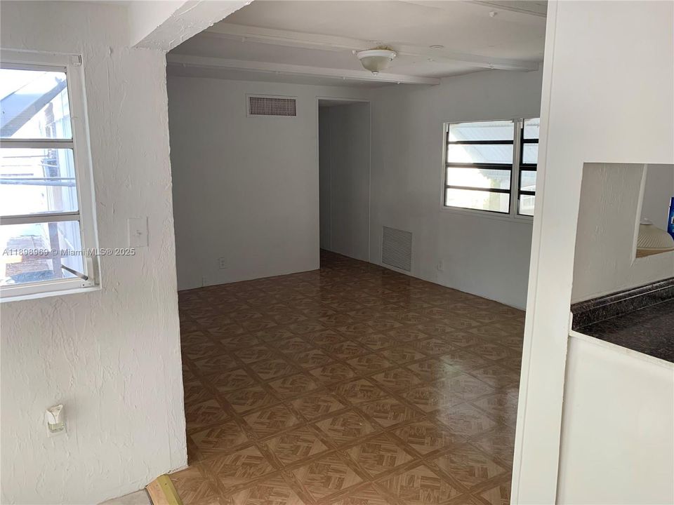 For Rent: $1,950 (3 beds, 1 baths, 846 Square Feet)